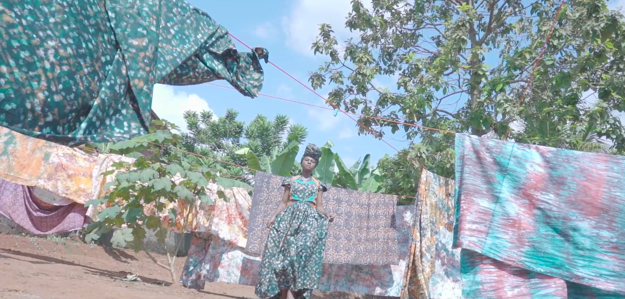 Illustration de la démarche créative depuis la conception des tissus teintés batik jusqu'à la réalisation d'un vêtement Kroskel