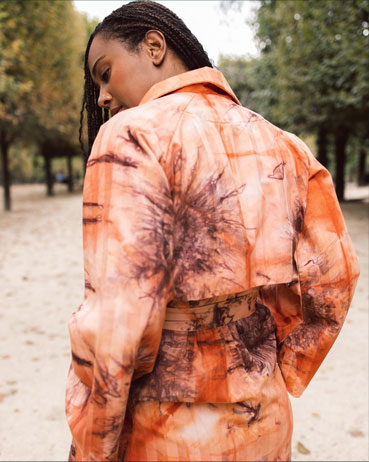 Scheena Donia porte le trench Vedova Nera à Paris