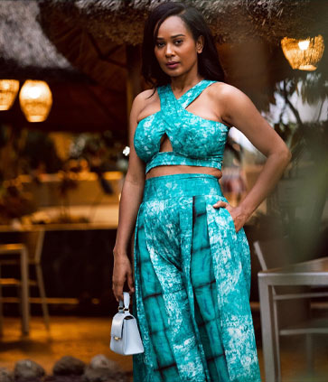 Scheena Donia porte l'ensemble Varano à Kinshasa