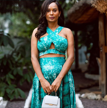 Scheena Donia porte l'ensemble Varano à Kinshasa