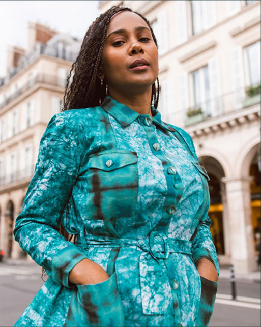 Scheena Donia porte la saharienne Visone à Paris