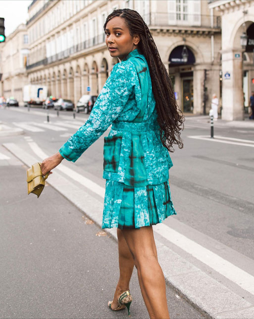 Scheena Donia porte la saharienne Visone à Paris